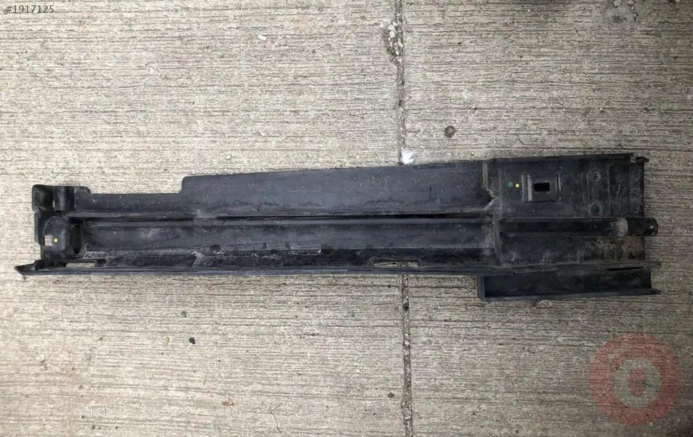 BMW F20 F30 F32 F36 Radyatör Braketi Sağ 17117600537