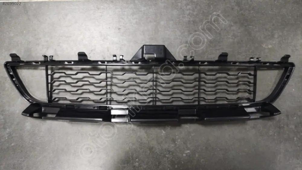 BMW F32 + LCI Ön Tampon Orta Izgara M-tech 2014 51118054503
