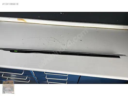 BMW X1 U11 Sağ Ön Kapı Cam Sıyırıcı 9451528-06