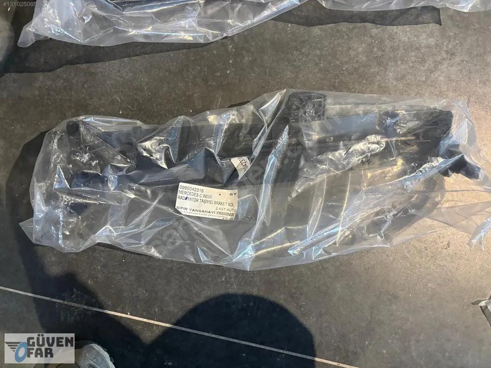 Mercedes C W205 Radyatör Taşıyıcı Braket Sol 0995042318