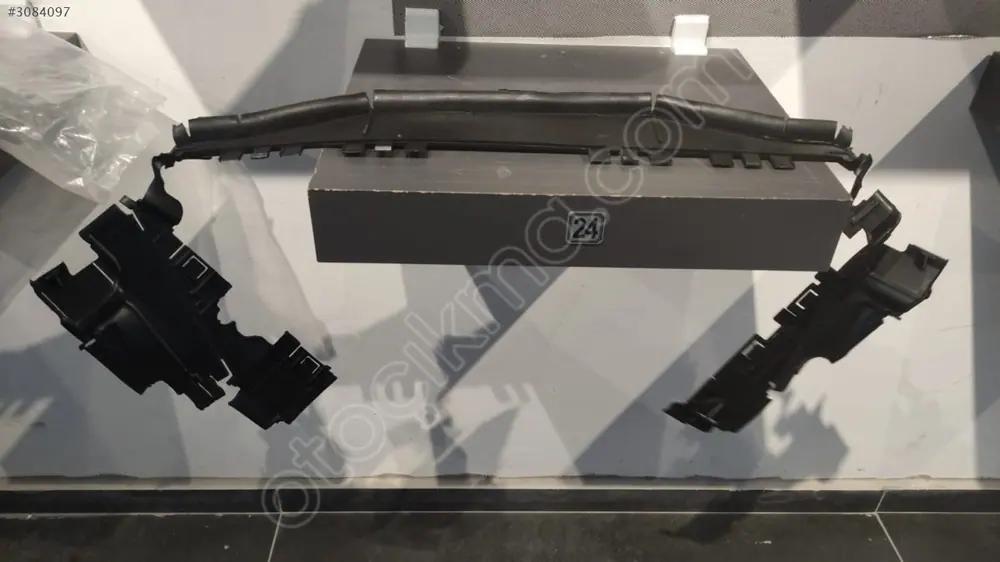 Mercedes E W212 Radyatör Hava Kanalı Üst 2009 2012 2125051430