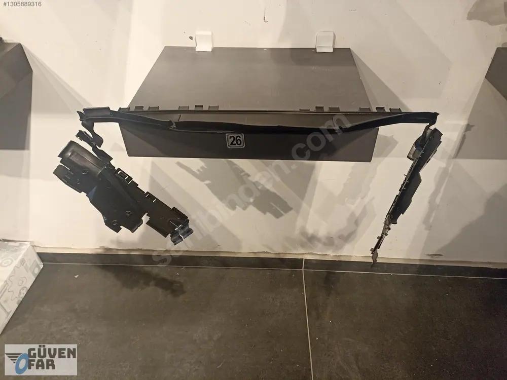 Mercedes E W212 Radyatör Üst Bakaliti 2125052930