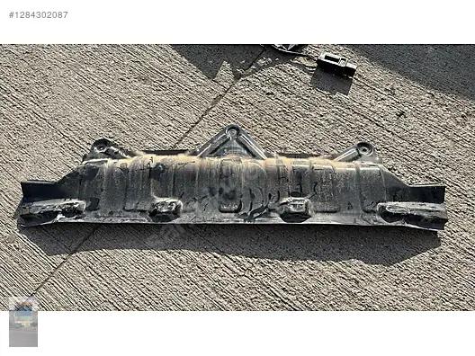 Volkswagen Touareg 2018- Arka Tampon Orta Braket 760813231