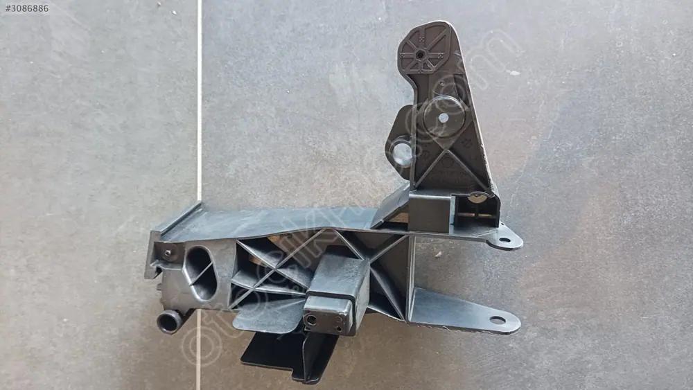 Mercedes B W247 Radyatör Destek Braketi Sol 2476224300