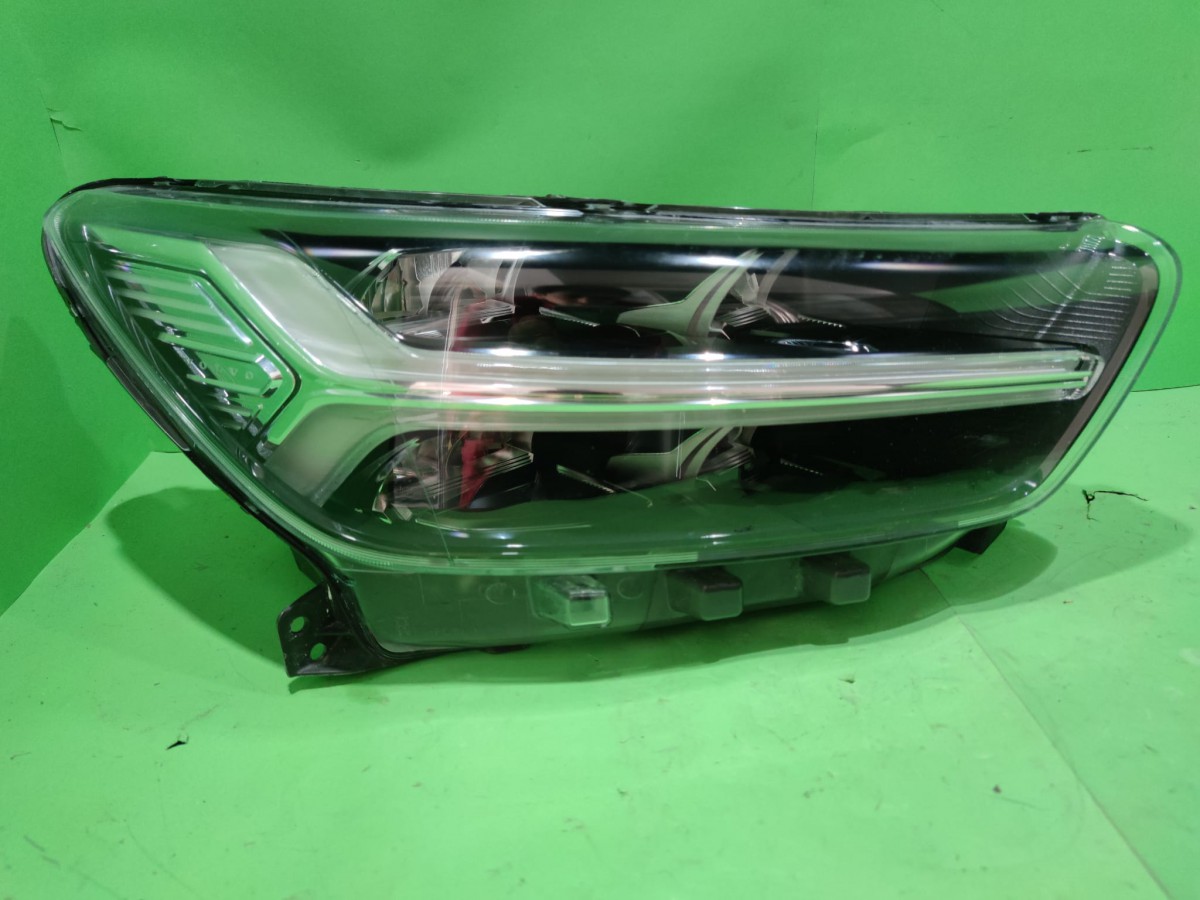 volvo-xc40-sag-sol-full-led-far-31655632---31655631_4647.jpg