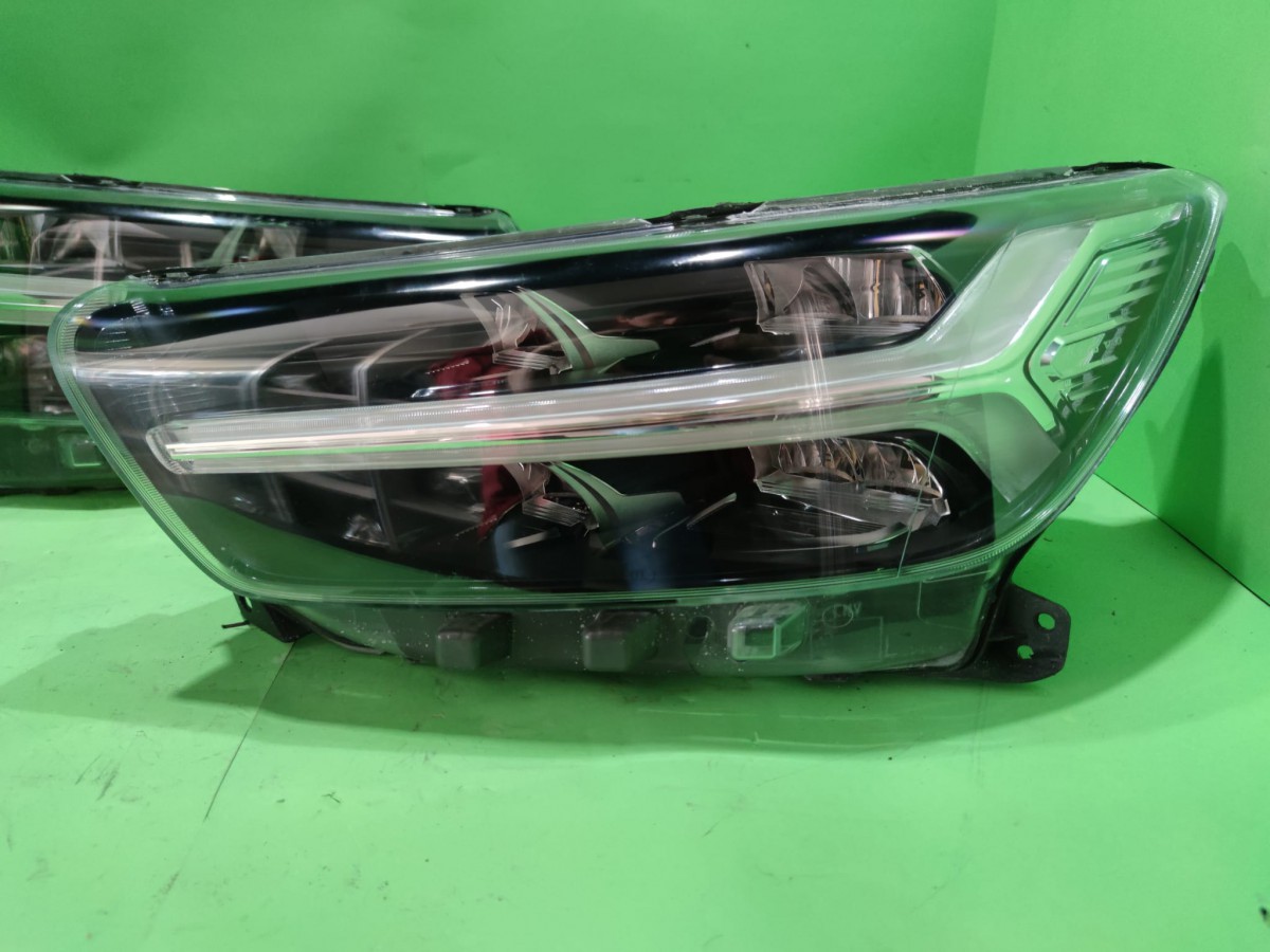 volvo-xc40-sag-sol-full-led-far-31655632---31655631_4649.jpg